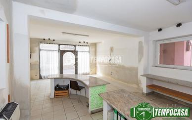 3 LOCALI CON POSTO AUTO AL PIANO TERRA