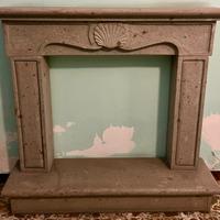 Cornice da camino in pietra scolpita