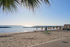 Cupra marittima a 10 metri dalla spiaggia