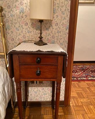comodino/tavolino antico da cucito