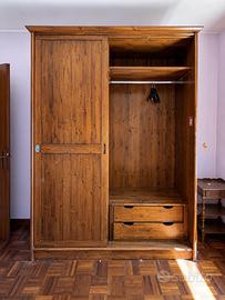 Grande armadio in legno con ante scorrevoli
