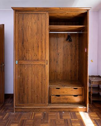 Grande armadio in legno con ante scorrevoli