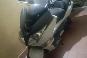 Scooter Honda sw-T400