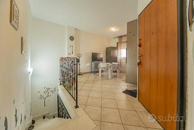 Bivano bilivelli seminuovo con posto auto