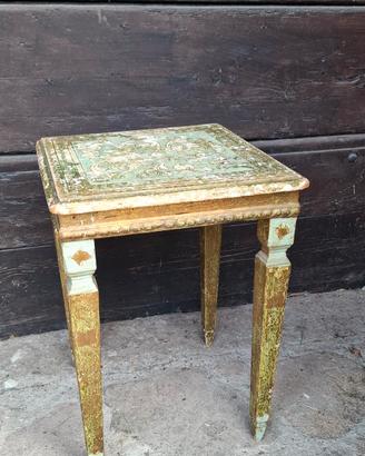 Antiquariato tavolinetto