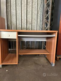 Scrivania con cassetto