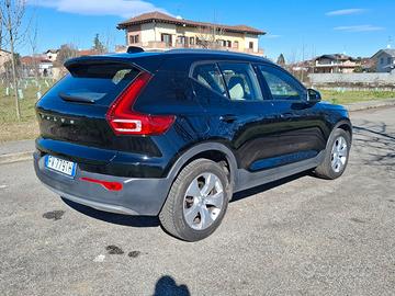 VOLVO XC40 MOMENTUM D3