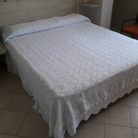 Copriletto all'uncinetto