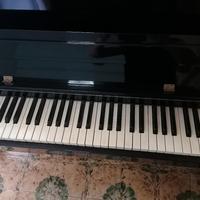 pianoforte a muro 