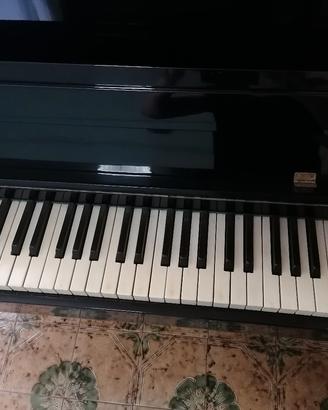 pianoforte a muro 
