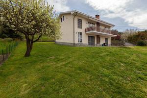 Villa di 240 m² con più di 5 locali e box auto dop