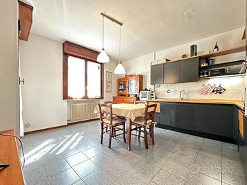 Appartamento di 108 m² con 4 locali e box auto a V
