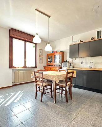 Appartamento di 108 m² con 4 locali e box auto a V