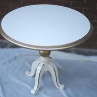 tavolino in legno verniciato bianco panna e oro