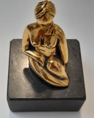 Statuetta donna ottone arte contemporanea