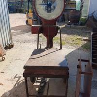 bilancia vintage con ruote 