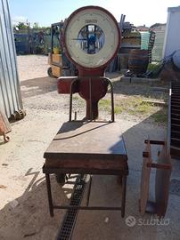 bilancia vintage con ruote 