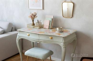 Scrivania  Vintage Luigi XV con piano in marmo .