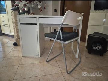 scrivania con sedia