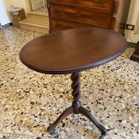 Tavolino in legno con rotelle