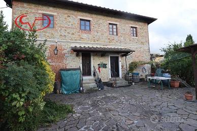 Rustico / Casale di 220 m² con più di 5 locali a B