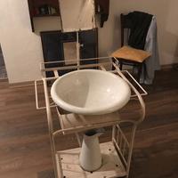 Antica toeletta in lamiera smaltata