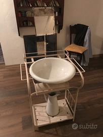 Antica toeletta in lamiera smaltata