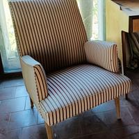 Poltrona a righe in stile mid-century modern
