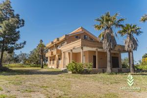 A pochi metri dal mare, Villa su ettaro di lotto
