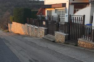 Ristorante pizzeria con tavoli all'aperto