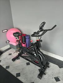 Cyclette per allenamento spinning 