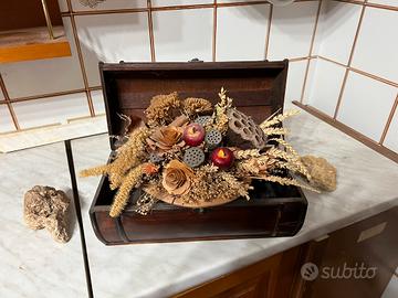 Composizione floreale con bauletto in Legno