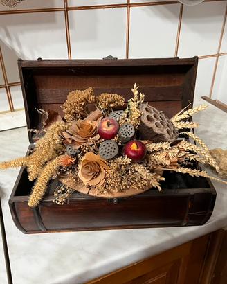 Composizione floreale con bauletto in Legno