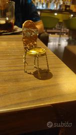 miniatura di arte contemporanea modello di sedia