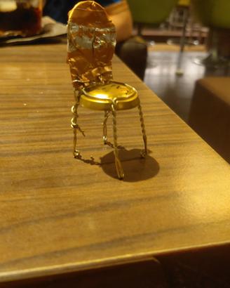 miniatura di arte contemporanea modello di sedia