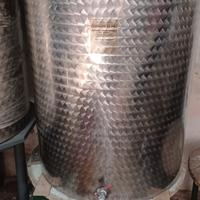 contenitori in acciaio per vino e olio