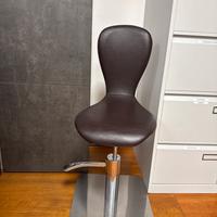 Sgabello regolabile di design moderno