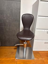 Sgabello regolabile di design moderno