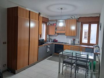 Cucina usata con elettrodomestici