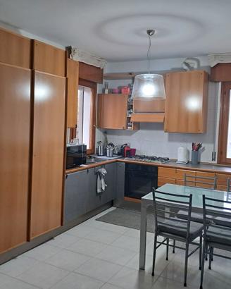 Cucina usata con elettrodomestici