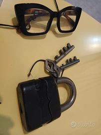 antico lucchetto completo di chiavi