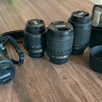 Nikon D3000 con obiettivi, flash e borsone