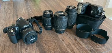 Nikon D3000 con obiettivi, flash e borsone