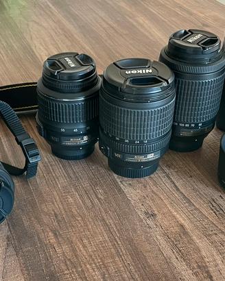 Nikon D3000 con obiettivi, flash e borsone