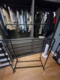 porta abiti con ruote