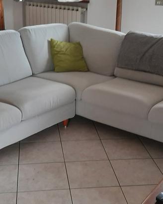 divano angolare e puff contenitore 