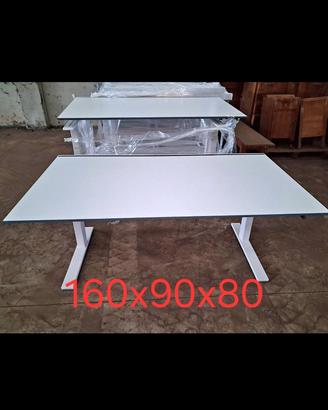 scrivania  da ufficio  e armadi vari