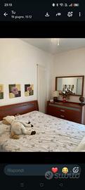 Struttura letto con comò e specchio