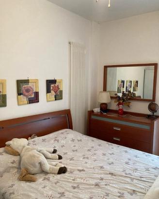 Struttura letto con comò e specchio