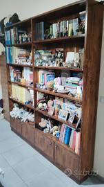 Libreria di noce con scaffali e sportelli 